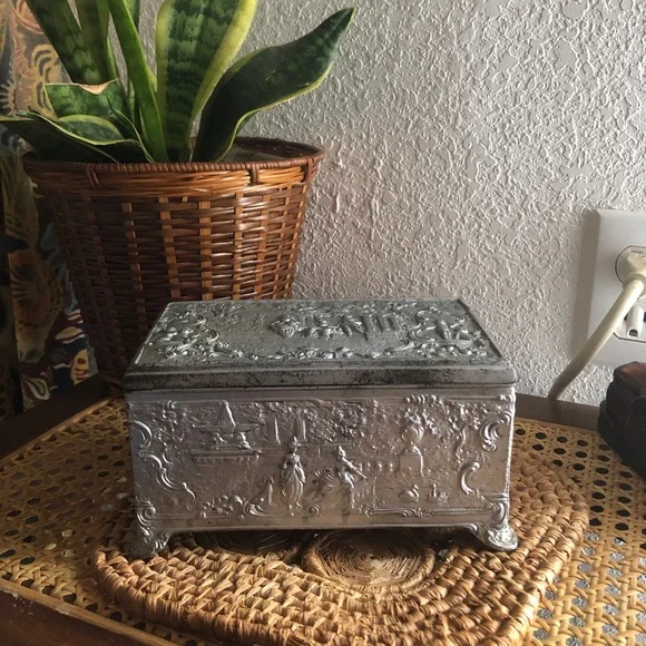 Ornate Silver-tone Heavy Cast Metal French Courtesan Scene Jewelry Box w/Velvet - Picture 2 of 16